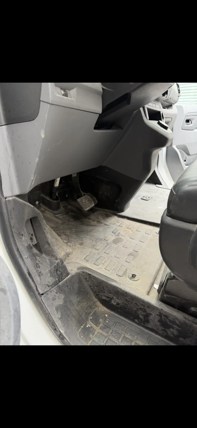 Plancher utilitaire avant et apres nettoyage - avant