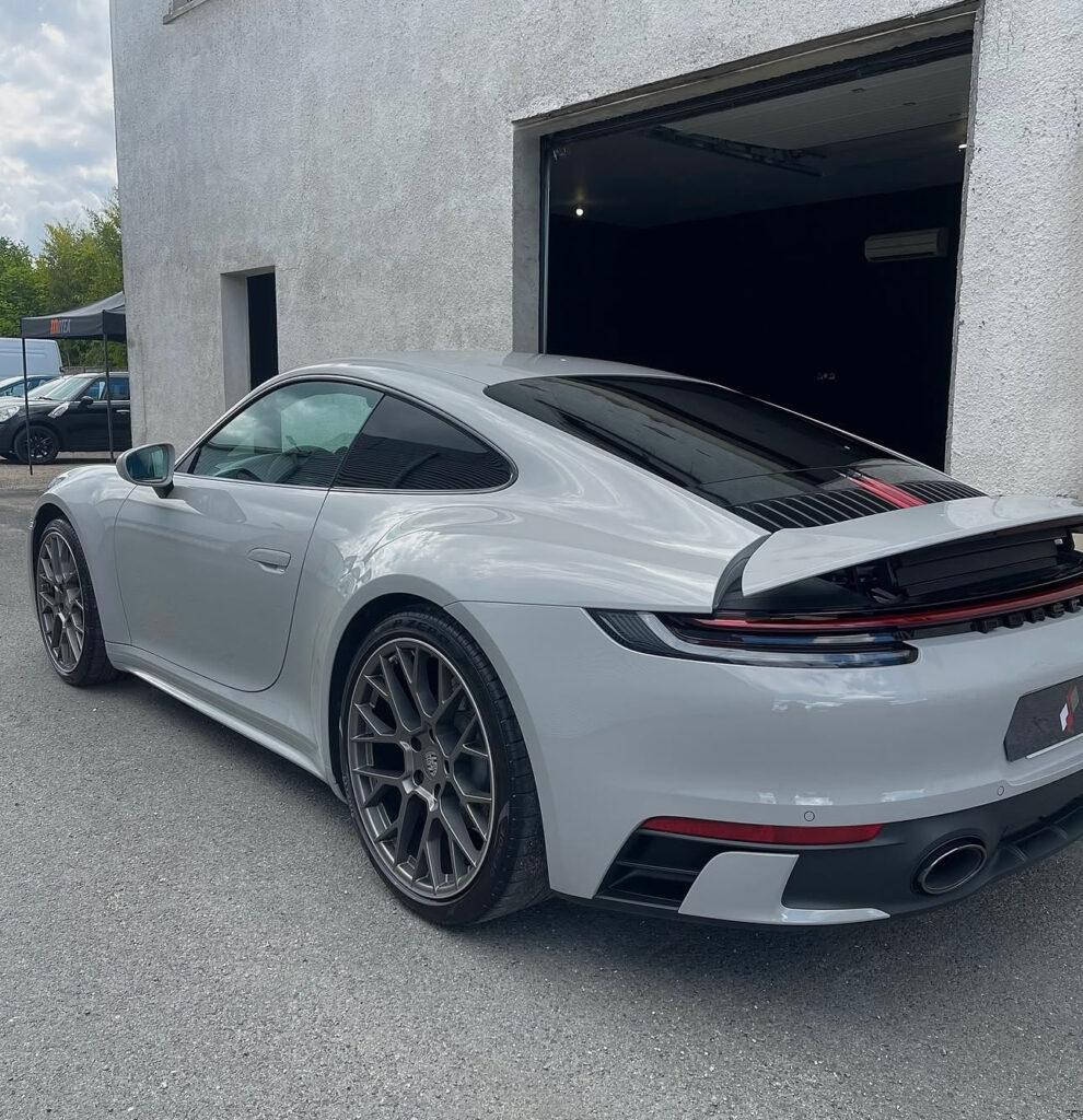 Detailing automobile Porsche Bordeaux